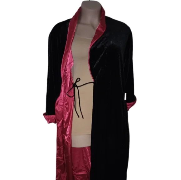 Black and red velvet robe - Picture 3 of 8